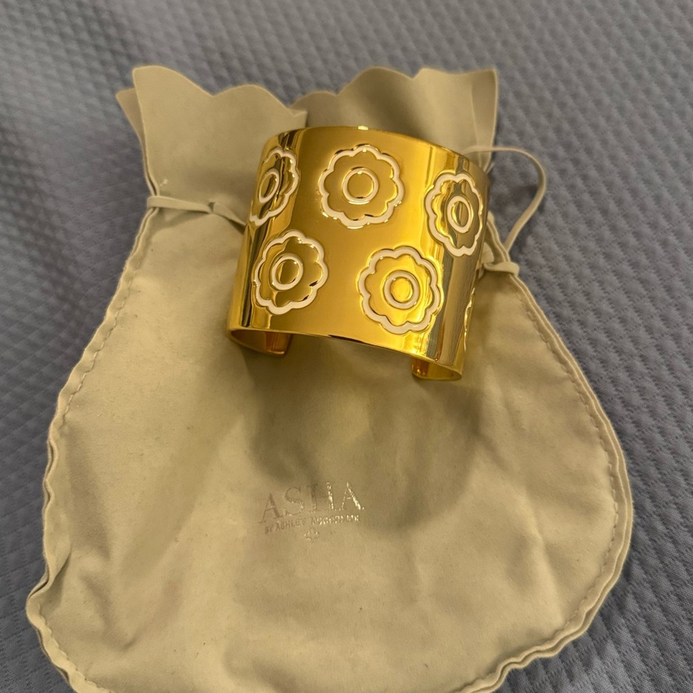 Elegant Gold Bangle Bracelet